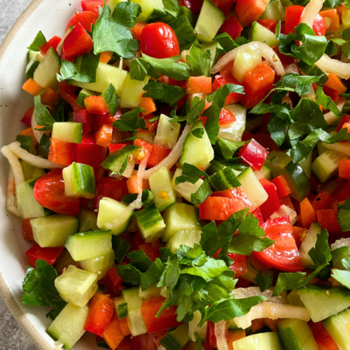 Ein Hauch von Spanien auf dem Teller: Tauche ein in die kulinarischen Aromen Andalusiens mit diesem erfrischenden Gemüsesalat nach andalusischer Art. Inspiriert von den sonnenverwöhnten Gärten Südspaniens bietet dieser Salat eine köstliche Kombination aus knackigem Gemüse und einem Hauch mediterraner Würze.