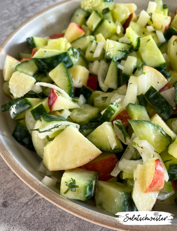 Verwöhne deinen Gaumen: Auf der Suche nach einem leckeren Salat? Mein Gurkensalat mit Apfel und veganem Joghurtdressing ist die Antwort! Dieser erfrischende Salat vereint die Frische von Gurken, die Süße von Äpfeln und die Cremigkeit des Dressings zu einem Geschmackserlebnis, das du nicht verpassen solltest.