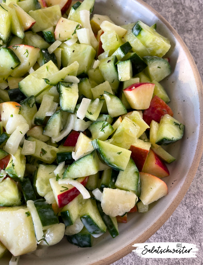 Erfrische dich mit meinem Gurkensalat: Du suchst nach einer leichten und leckeren Mahlzeit? Mein Gurkensalat mit Apfel und veganem Joghurtdressing ist die perfekte Lösung! In nur wenigen Minuten zubereitet, bietet dieser Salat eine köstliche Kombination aus knackigen Gurken, saftigen Äpfeln und einem cremigen Dressing.