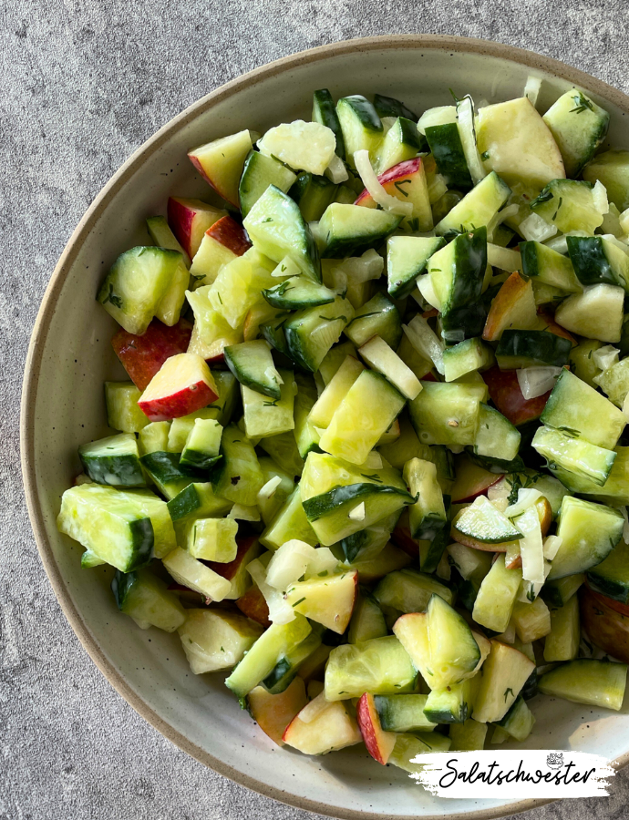 Als Liebhaber von frischem Gemüse und Obst ist mein Gurkensalat mit Apfel und veganem Joghurtdressing eine perfekte Wahl für eine gesunde Zwischenmahlzeit. Genieße die knackigen Gurken und süßen Äpfel in diesem köstlichen Salat, verfeinert mit einem cremigen Joghurtdressing.