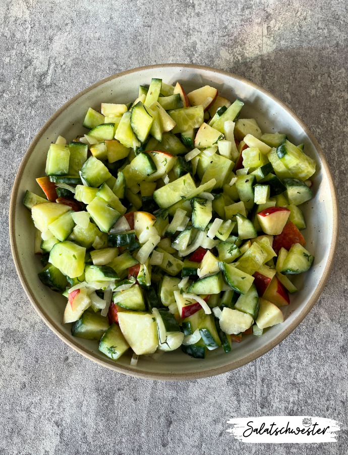 Gurkensalat mit Apfel und veganem Joghurtdressing