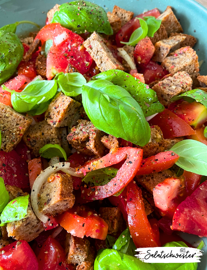 Fruchtiger Salat mit mediterranem Flair: Lust auf eine kleine Geschmacksreise nach Italien? Mein Brotsalat mit Tomaten und Basilikum bringt euch das mediterrane Lebensgefühl direkt auf den Teller. Die Kombination aus saftigen Tomaten, würzigem Basilikum und knusprigem Brot ist einfach unwiderstehlich und perfekt für einen leichten Genuss.