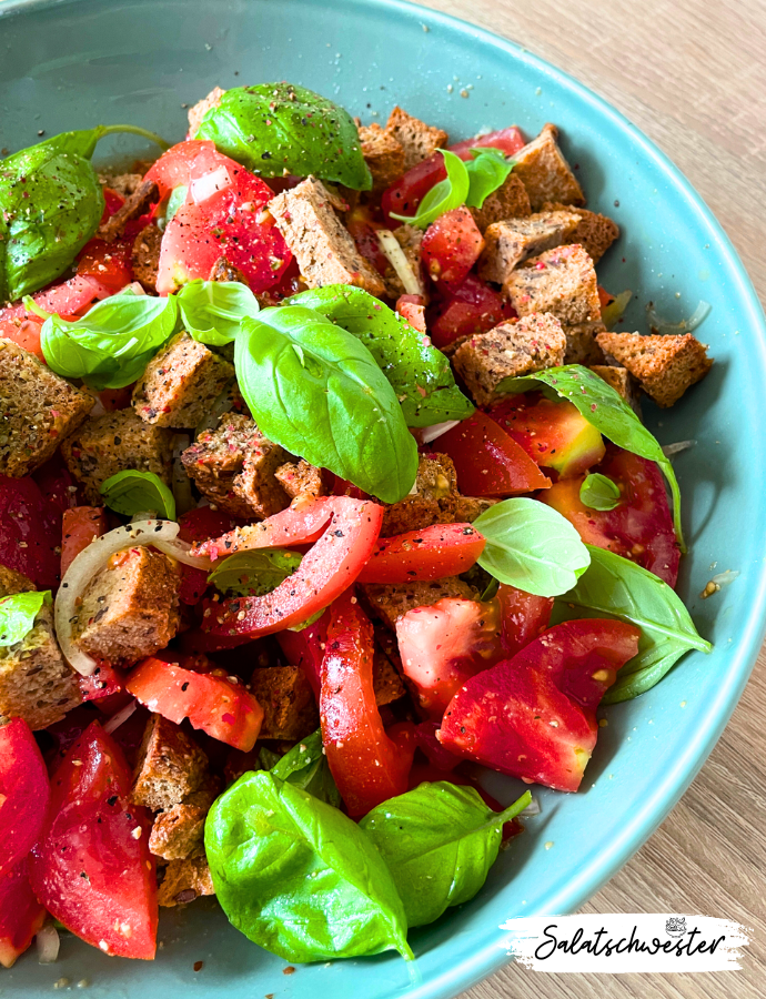 Brotsalat mit Tomaten, Basilikum und süßem Senfdressing