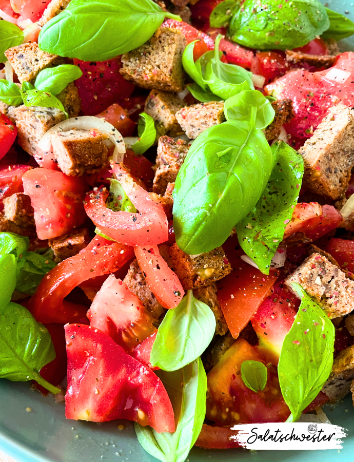 Für alle, die es unkompliziert mögen: Mein Brotsalat mit Tomaten und Basilikum ist nicht nur vegan und vegetarisch, sondern auch noch unglaublich einfach zuzubereiten. Ihr braucht nur ein paar frische Zutaten und schon könnt ihr diesen leckeren Salat genießen. Perfekt für alle, die sich gerne gesund ernähren, aber nicht stundenlang in der Küche stehen wollen.