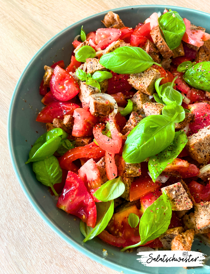 Eine köstliche Mahlzeit für warme Tage: An heißen Sommertagen gibt es nichts Besseres als einen erfrischenden Salat, der leicht und lecker ist. Mein Brotsalat mit Tomaten und Basilikum ist genau das Richtige für solche Tage. Die frischen Aromen und die leichte Konsistenz machen ihn zu einer perfekten Mahlzeit für ein entspanntes Mittagessen im Garten oder ein Picknick im Park.