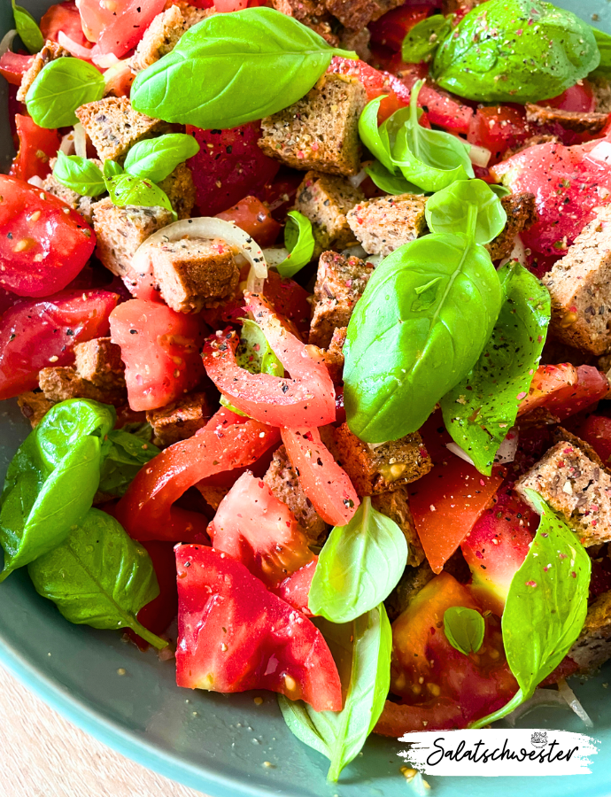 Gesund und lecker - auch für unterwegs: Dieser Brotsalat ist nicht nur unglaublich lecker, sondern auch noch gesund! Perfekt für alle, die sich gerne vegan ernähren und auf eine ausgewogene Ernährung achten. Und das Beste: Ihr könnt ihn ganz einfach mitnehmen und unterwegs genießen - ob im Büro, in der Uni oder beim Picknick im Park.