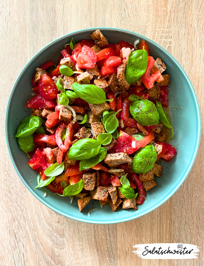 Ein schnelles und einfaches Rezept für euren Alltag: Wenn ihr auf der Suche nach einem schnellen und einfachen Rezept seid, das nicht nur gut schmeckt, sondern auch gesund ist, dann ist mein Brotsalat mit Tomaten und Basilikum genau das Richtige für euch! Mit nur wenigen Zutaten und minimaler Zubereitungszeit könnt ihr diesen leckeren Salat genießen und euren Körper gleichzeitig mit frischen Zutaten verwöhnen.