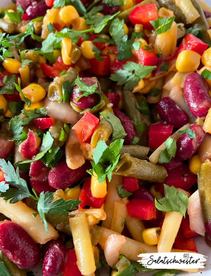 Erlebe mit mir die köstliche Vielfalt meines bunten Bohnensalat-Rezepts – ein wahrer Gaumenschmaus für Liebhaber von veganen und vegetarischen Genüssen. Meine einfachen Salatideen sind nicht nur gesund, sondern auch im Handumdrehen zubereitet. Probier dieses leckere Bohnensalat-Rezept aus und genieße den vollen Geschmack frischer Zutaten wie Kidneybohnen. Entdecke meine Welt veganer und vegetarischer Salatideen für einen genussvollen, gesunden Lifestyle.