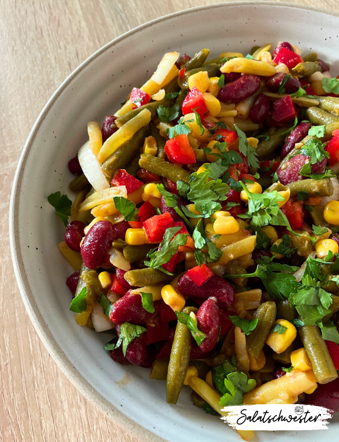 Erlebe mit mir die kulinarische Vielfalt meines bunten Bohnensalat-Rezepts – eine echte Gaumenfreude für Genießer von veganen und vegetarischen Köstlichkeiten. Meine unkomplizierten Salatideen sind nicht nur gesund, sondern auch schnell zubereitet. Probier dieses schmackhafte Bohnensalat-Rezept aus und genieße den vollen Geschmack von frischen Zutaten wie Kidneybohnen. Tauche ein in meine Welt veganer und vegetarischer Salatideen, und erlebe gesunden Genuss in kürzester Zeit!