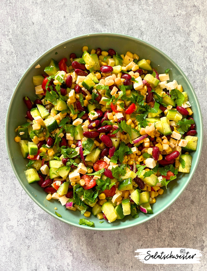 Für alle Grillfans und Salatliebhaber: Mein vegetarischer Grillsalat. Wenn es um Grillen geht, darf ein knackiger Salat nicht fehlen! Mein Grillsalat mit Hirtenkäse vereint die besten Aromen des Sommers: saftige Tomaten, knusprige Gurken und würziger Feta, perfekt abgerundet mit einer leckeren Vinaigrette.