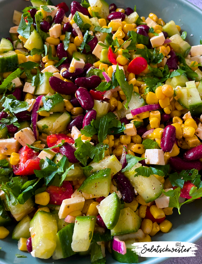 Meine liebste Sommerroutine: Der Grillsalat! Wenn die Sonne scheint und der Grill heiß ist, gibt es nichts Besseres als einen frischen Grillsalat. Heute teile ich mein Lieblingsrezept für einen einfachen und köstlichen vegetarischen Grillsalat mit Hirtenkäse, der perfekt zu jedem Grillfest passt.