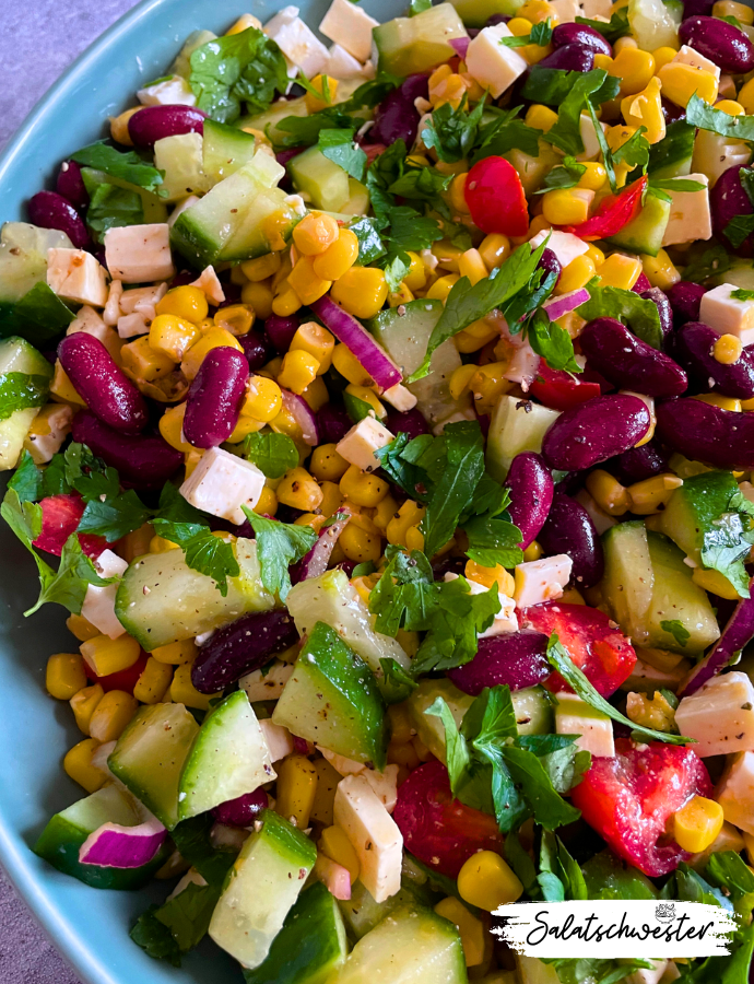 Der perfekte Begleiter für jede Grillparty: Grillsalat mit Hirtenkäse. Ob Gartenparty, Grillabend mit Freunden oder spontanes Barbecue - mein Grillsalat mit Hirtenkäse ist immer ein Hit! Mit seinen frischen Zutaten und dem herzhaften Geschmack ist er die ideale Beilage zu gegrilltem Gemüse und vegetarischen Burgern.