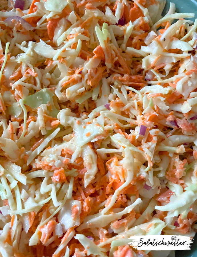 Gesund, leicht und voller Geschmack: Dieser vegane Coleslaw Salat ist nicht nur schnell zubereitet, sondern auch ein echtes Geschmackserlebnis. Mit knackigem Kohl, frischen Möhren und einem köstlichen Dressing ist dieser Salat ideal für alle, die Wert auf eine gesunde und ausgewogene Ernährung legen. 