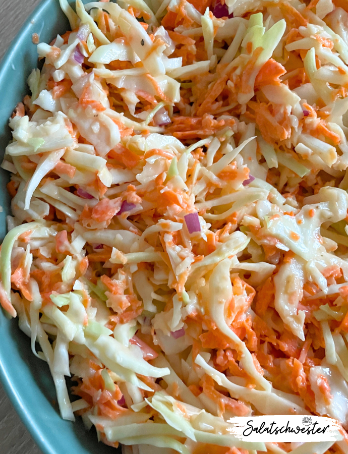 Gesunde Rohkost, die begeistert: Dieser vegane Coleslaw Salat ist nicht nur unglaublich lecker, sondern auch vollgepackt mit wertvollen Nährstoffen. Knackiges Gemüse, hausgemachtes Dressing und eine Prise amerikanisches Flair machen diesen Salat zu einem echten Highlight auf deiner Speisekarte. 