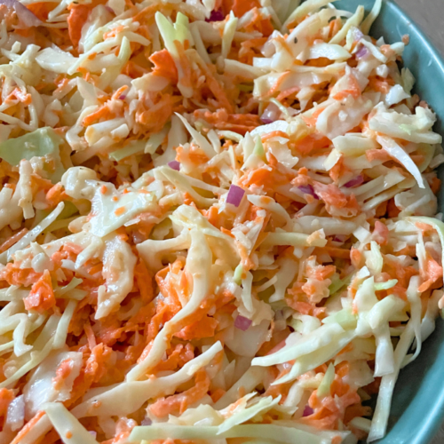 Schnell und einfach zubereitet: Mit diesem Rezept zauberst du im Handumdrehen einen köstlichen Coleslaw Salat auf den Tisch. Die Zubereitung ist denkbar einfach und erfordert nur wenige Zutaten, die du wahrscheinlich bereits zu Hause hast.