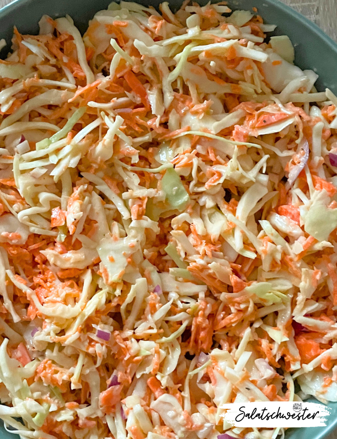 Ein Hauch von Frische auf dem Teller: Lust auf etwas Leichtes und Erfrischendes? Mein Rezept für einen veganen Coleslaw Salat bietet genau das! Knackiger Kohl, süße Möhren und ein cremiges Dressing vereinen sich zu einem köstlichen Gericht, das perfekt zu jeder Mahlzeit passt. 