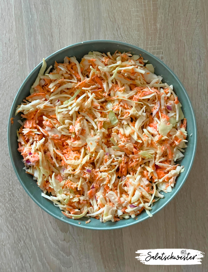 Ein Hauch von Amerika auf dem Teller: Mit meinem Rezept für einen veganen Coleslaw Salat nach amerikanischer Art kannst du den authentischen Geschmack des beliebten Klassikers aus den USA ganz ohne tierische Produkte genießen. Perfekt für alle, die auf der Suche nach einer gesunden und leckeren Beilage oder einem frischen Salat sind. 