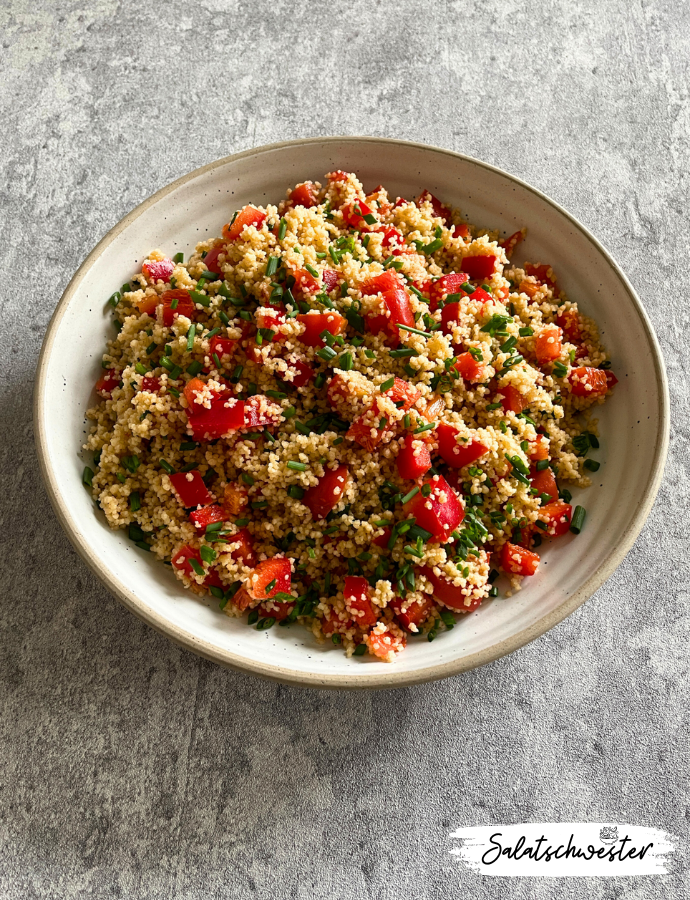 Frisch, würzig und voller Geschmack: Mein veganer Couscous-Salat mit Knoblauchdressing ist der perfekte Begleiter für warme Sommertage und gesellige Grillabende. Mit frischem Gemüse und einem aromatischen Dressing wird dieser Salat zu einem echten Highlight auf deiner nächsten Gartenparty.