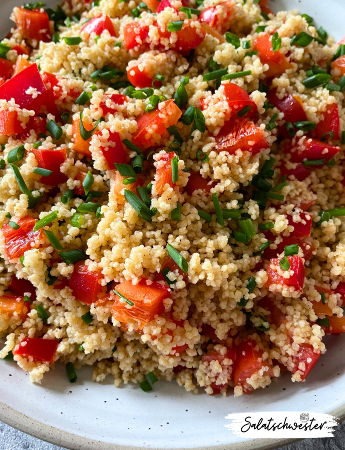 Perfekt für die Mittagspause oder unterwegs: Dieser Couscous-Salat ist nicht nur ein Genuss zu Hause, sondern auch ideal für unterwegs. Ob als leichtes Mittagessen im Büro oder als Snack auf einem Ausflug – er lässt sich einfach transportieren und sorgt überall für einen gesunden Energieschub.