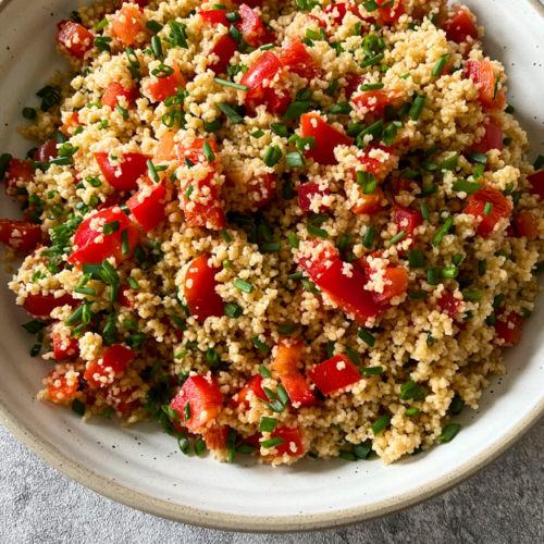 Frisch, würzig und voller Geschmack: Mein veganer Couscous-Salat mit Knoblauchdressing ist der perfekte Begleiter für warme Sommertage und gesellige Grillabende. Mit frischem Gemüse und einem aromatischen Dressing wird dieser Salat zu einem echten Highlight auf deiner nächsten Gartenparty.