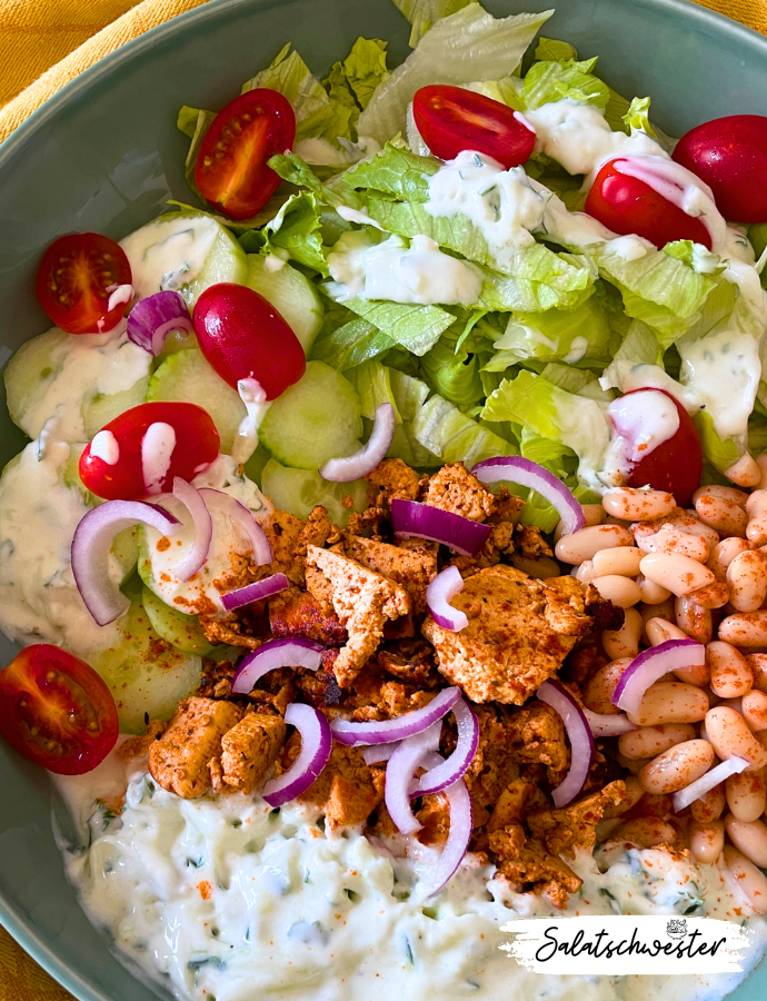 Ideal für Salatliebhaber und Dönerfans: Ob du nun ein eingefleischter Salatliebhaber bist oder einfach nur den Geschmack eines guten Döners schätzt, dieser vegane Döner Teller Salat Bowl wird dich begeistern. Mit seiner Vielseitigkeit und seinem einzigartigen Geschmack ist er eine köstliche Option für alle, die eine gesunde und dennoch befriedigende Mahlzeit suchen. Veganer Dönerteller mit Tsatsiki