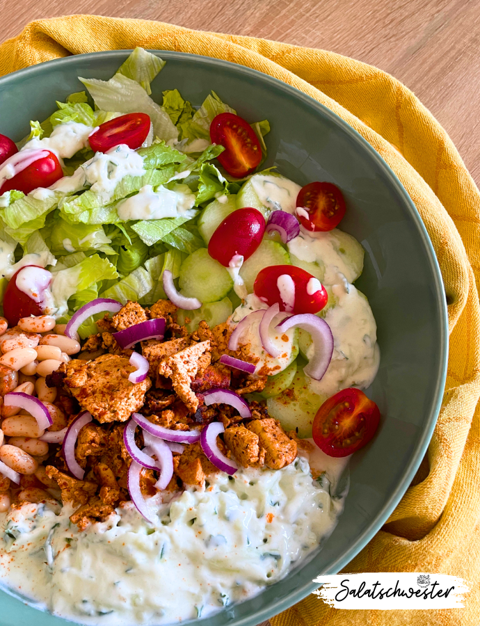 Vielseitiges und schnell zubereitetes Gericht: Dieser vegane Döner Teller Salat Bowl ist nicht nur unglaublich lecker, sondern auch schnell und einfach zuzubereiten. Perfekt für geschäftige Tage, an denen du eine gesunde Mahlzeit benötigst, die in kürzester Zeit auf dem Tisch steht. Mit einer Vielzahl von Zutaten kannst du diesen Salat nach deinen Vorlieben anpassen und immer wieder neu erfinden. 