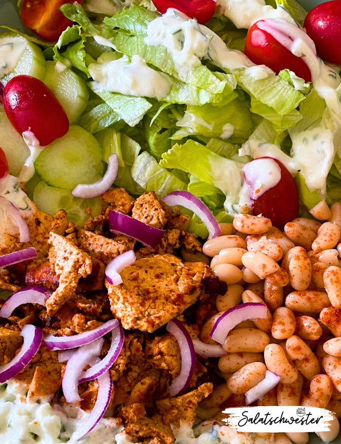 Gesunde Alternative zum traditionellen Döner: Für diejenigen, die sich nach einem köstlichen Döner sehnen, aber auch auf ihre Gesundheit achten möchten, ist der vegane Döner Teller Salat Bowl die perfekte Wahl. Statt des üblichen Fleisches bietet dieser Salat eine pflanzliche Variante mit herzhaftem Tofu, der mit köstlichen Gewürzen und einer Vielzahl von frischen Gemüsesorten kombiniert wird. Veganer Dönerteller mit Tsatsiki