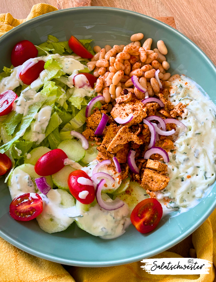 Ein kreativer Twist für Salatliebhaber: Wenn du nach einer aufregenden und dennoch gesunden Mahlzeit suchst, die deine Geschmacksknospen verwöhnt, dann ist der vegane Döner Teller Salat Bowl genau das Richtige für dich. Diese innovative Kombination vereint den Geschmack eines klassischen Döners mit frischen Salatkomponenten zu einem köstlichen und nahrhaften Gericht. Veganer Dönerteller mit Tsatsiki