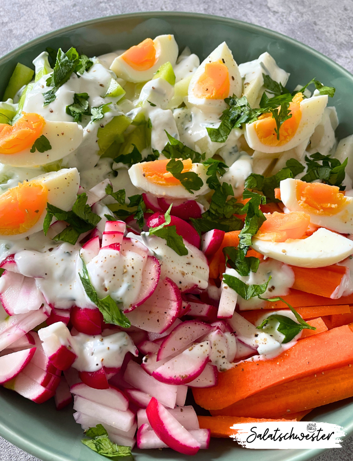 Frühling steht vor der Tür, und ich kann es kaum erwarten, die frischen Aromen dieser Jahreszeit in meiner Küche zu begrüßen. Heute teile ich mein Rezept für einen vegetarischen Frühlingssalat mit gekochten Eiern, der alle Sinne belebt. Mit einer bunten Mischung aus knackigem Gemüse und herzhaften Eiern ist dieser Salat perfekt für einen gesunden und genussvollen Start in den Tag.