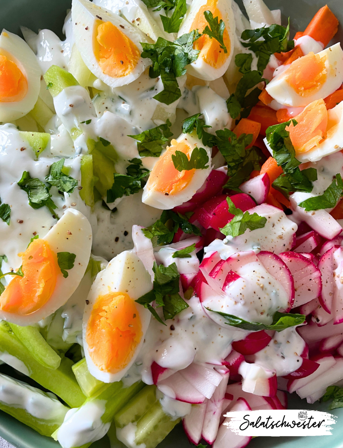 In meiner Küche dreht sich alles um frische Zutaten und einfache Zubereitung. Deshalb möchte ich euch heute mein Rezept für einen vegetarischen Frühlingssalat mit gekochten Eiern vorstellen. Dieser Salat ist nicht nur ein Fest für die Sinne, sondern auch eine wahre Vitaminbombe. Ideal für alle, die Wert auf eine ausgewogene Ernährung legen und den Frühling auf dem Teller begrüßen möchten.