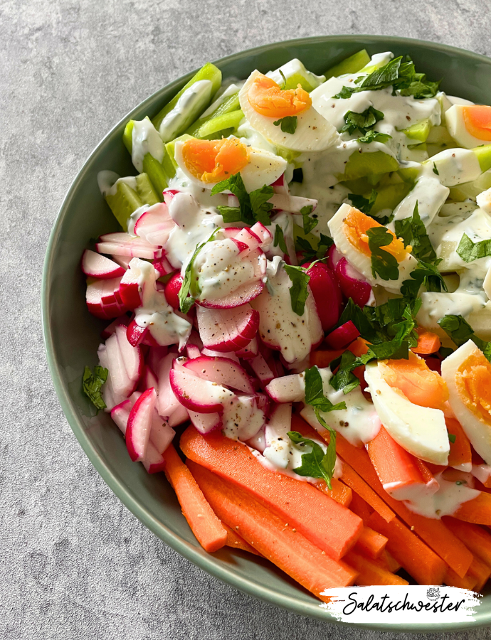 Wenn die ersten warmen Sonnenstrahlen den Frühling ankündigen, zieht es mich sofort in die Küche, um leichte und erfrischende Gerichte zuzubereiten. Heute möchte ich mein Rezept für einen köstlichen vegetarischen Salat mit gekochten Eiern mit euch teilen. Dieser Salat ist nicht nur schnell zubereitet, sondern auch ein wahrer Genuss für alle Sinne. Perfekt für alle, die sich nach einem gesunden und leichten Gericht sehnen.