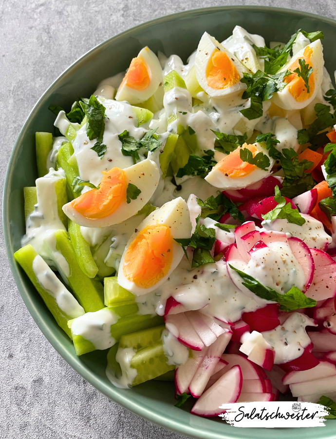 In der Übergangszeit zwischen Winter und Frühling liebe ich es, meine Gerichte mit frischen, saisonalen Zutaten zu bereichern. Heute habe ich ein Rezept für einen vegetarischen Frühlingssalat mit gekochten Eiern für euch vorbereitet. Dieser Salat ist nicht nur reich an Vitaminen und Mineralstoffen, sondern auch unglaublich lecker. Perfekt für alle, die den Frühling auf dem Teller erleben möchten.