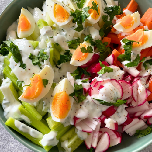 Als leidenschaftliche Anhängerin der vegetarischen Küche möchte ich heute mein Lieblingsrezept für einen köstlichen Frühlingssalat mit gekochten Eiern mit euch teilen. Dieser Salat vereint frisches Gemüse, zarte Blätter und proteinreiche Eier zu einer wahren Gaumenfreude. Begleitet von einem selbstgemachten Joghurtdressing ist dieser Salat nicht nur gesund, sondern auch ein echtes Geschmackserlebnis.