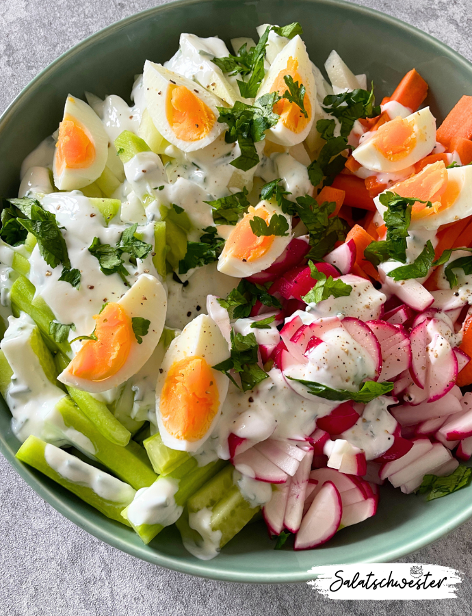 Frühlingssalat mit Ei und Joghurtdressing