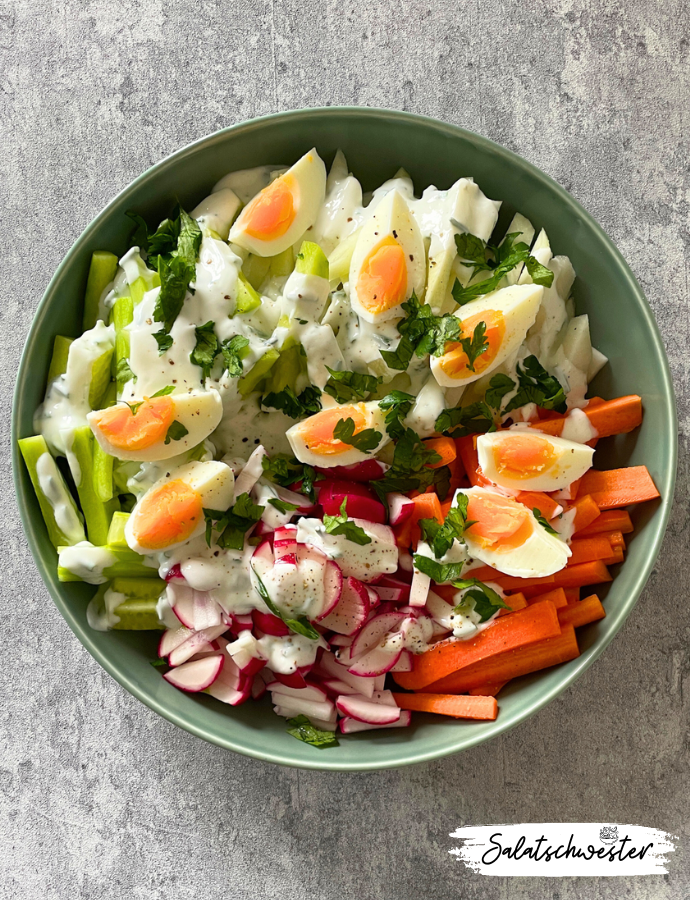 Als Liebhaberin von frischem Gemüse und gesunden Mahlzeiten bin ich immer auf der Suche nach neuen Ideen für Salate. Heute teile ich mein Rezept für einen köstlichen vegetarischen Salat mit euch. Mit einer Mischung aus knackigem Gemüse, herzhaften Eiern und einem cremigen Joghurtdressing ist dieser Salat eine wahre Geschmacksexplosion. Ideal für alle, die den Frühling mit einer gesunden und leckeren Mahlzeit begrüßen möchten.