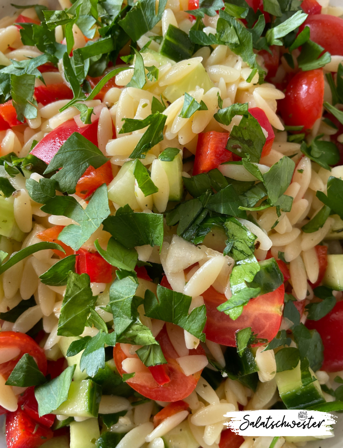 Egal ob du einen schnellen Snack für die Mittagspause, eine Beilage für das Grillfest oder eine leichte Mahlzeit für das Abendessen suchst, dieser griechische Nudelsalat mit Kritharaki oder Orzo ist immer die richtige Wahl. Seine vielseitige Natur und sein reichhaltiger Geschmack machen ihn zu einem Hit auf jeder Party oder Familienfeier.