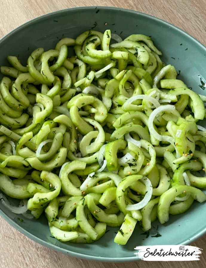 Gurkensalat mit Dill und Senfkörner