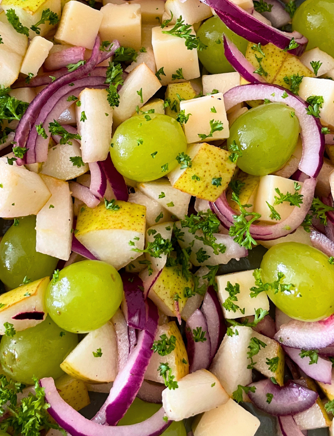 Herbstsalat mit Birnen, Trauben, Käse und Zwiebeln