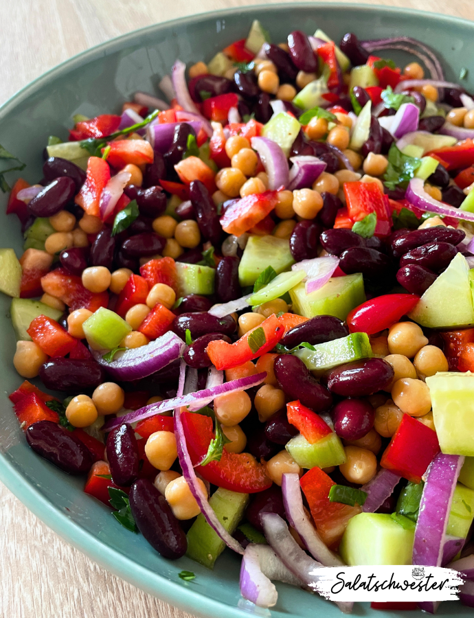 Gesundheit ist unser höchstes Gut, und deshalb haben wir diesen kichererbsen-kidneybohnen Salat kreiert – eine wahre Schatztruhe an Nährstoffen und Geschmack. Mit seinen frischen Zutaten und der perfekt ausgewogenen Mischung von Proteinen und Ballaststoffen ist er die ideale Wahl für alle, die auf eine ausgewogene Ernährung achten und dennoch nicht auf Genuss verzichten möchten.