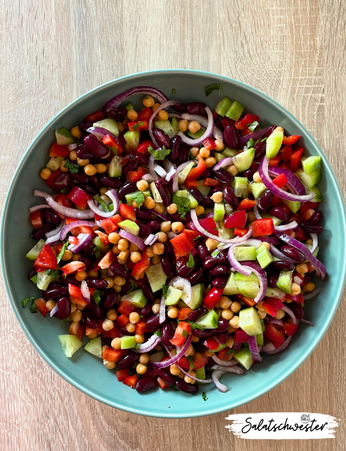 Ich liebe es, neue Salatkreationen auszuprobieren, besonders wenn sie voller Geschmack und gesunder Zutaten sind. Mein Kichererbsen-Salat ist ein echter Genuss für alle, die auf eine ausgewogene Ernährung Wert legen und dennoch nicht auf Geschmack verzichten möchten.