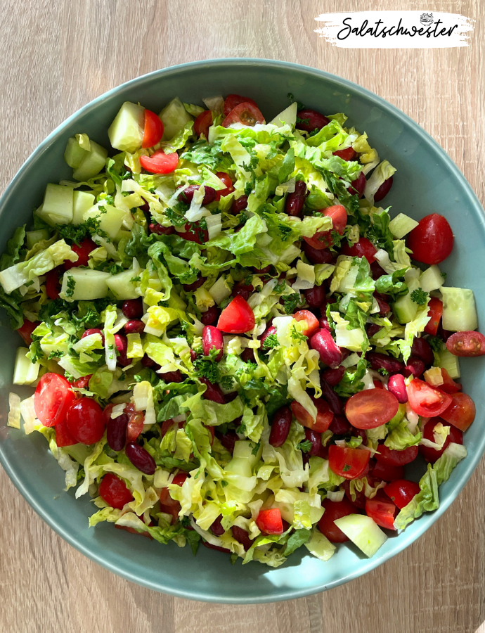 Gemischter Salat mit Kidneybohnen und Tomaten