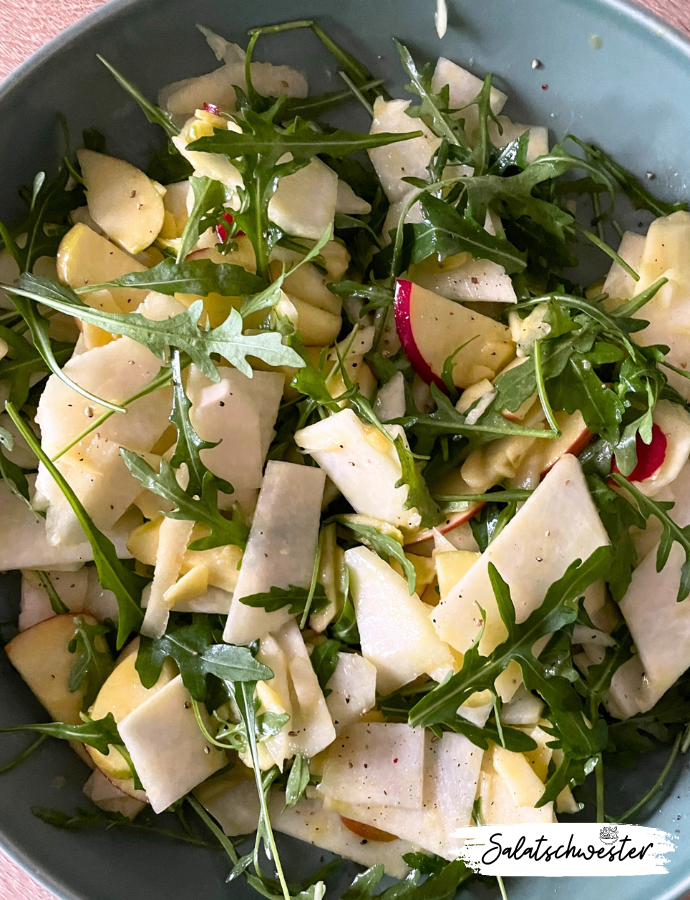 Mit Kohlrabi als Hauptzutat bietet dieser Salat eine frische und nahrhafte Alternative für deine Mahlzeiten. Kohlrabi ist nicht nur köstlich, sondern auch reich an Nährstoffen wie Ballaststoffen, Vitamin C und Mineralstoffen wie Kalium und Magnesium. Zusammen mit einem cremigen veganen Senfdressing entsteht ein perfekter Mix aus Geschmack und Gesundheit, der dich mit jeder Biss erfrischt und belebt.