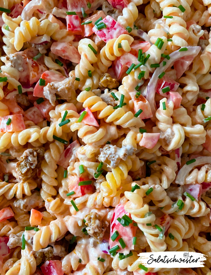 Hallo meine lieben Salatfans! Heute möchte ich euch mein Lieblingsrezept für einen veganen Nudelsalat mit Tofuhack und Paprika vorstellen. Dieser Salat ist nicht nur einfach zuzubereiten, sondern auch unglaublich lecker und voller gesunder Zutaten. Die Kombination aus zarten Nudeln, knackigem Gemüse und würzigem Tofuhack macht diesen Salat zu einem echten Genuss für alle Sinne. Ob als schnelles Mittagessen für die Arbeit, als Beilage zu gegrilltem Gemüse oder als Hauptgericht für ein geselliges Abendessen mit Freunden, dieser Salat ist immer eine gute Wahl. Probieren Sie es aus und lassen Sie sich von diesem köstlichen und gesunden Rezept überraschen.