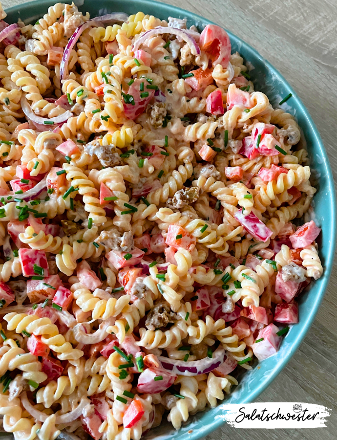 Veganer Nudelsalat mit Tofuhack und Paprika