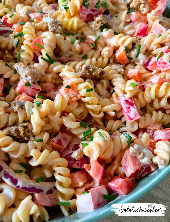 Hallo Salatliebhaber! Heute präsentiere ich euch meinen veganen Nudelsalat mit Tofuhack und Paprika - ein echtes Geschmackserlebnis! Dieser Salat ist nicht nur vegan und vegetarisch, sondern auch unglaublich vielseitig und einfach zuzubereiten. Ob als leichtes Mittagessen, als Beilage zu gegrilltem Gemüse oder als Hauptgericht für ein geselliges Abendessen mit Freunden, dieser Salat passt einfach immer. Mit seiner bunten Mischung aus Nudeln, knackigem Gemüse und würzigem Tofuhack ist dieser Salat nicht nur ein Genuss für den Gaumen, sondern auch eine wahre Augenweide auf dem Teller.