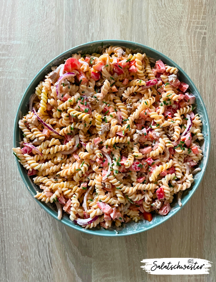 Hallo alle zusammen! Heute möchte ich euch mein neuestes Rezept für einen köstlichen veganen Nudelsalat mit Tofuhack und Paprika vorstellen. Dieser Salat ist perfekt für all diejenigen, die sich gerne gesund und ausgewogen ernähren möchten, aber auch keine Lust haben, stundenlang in der Küche zu stehen. Mit einer bunten Mischung aus knackigen Gemüsesorten, proteinreichem Tofuhack und einer würzigen Paprika ist dieser Salat nicht nur eine Augenweide, sondern auch ein wahrer Gaumenschmaus. Lasst uns gemeinsam diesen leckeren und einfach zuzubereitenden Salat genießen.