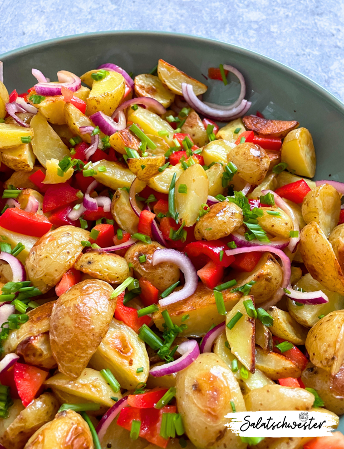 In meinem heutigen Rezept dreht sich alles um einen leichten und gesunden Ofenkartoffelsalat mit einem köstlichen veganen Senfdressing. Die knusprigen Ofenkartoffeln verleihen diesem Salat eine angenehme Textur, während das würzige Senfdressing ihm eine unverwechselbare Note verleiht. Perfekt für alle, die eine schnelle und gesunde vegetarische Mahlzeit suchen.