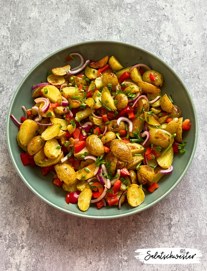 Heute teile ich mit euch ein Rezept für einen köstlichen Ofenkartoffelsalat ohne Mayo, der dank seines veganen Senfdressings nicht nur leichter, sondern auch unglaublich lecker ist. Die herzhaften Aromen der Ofenkartoffeln kombiniert mit einem würzigen Senfdressing machen diesen Salat zu einem wahren Genuss für alle, die eine gesunde und vegetarische Mahlzeit lieben.