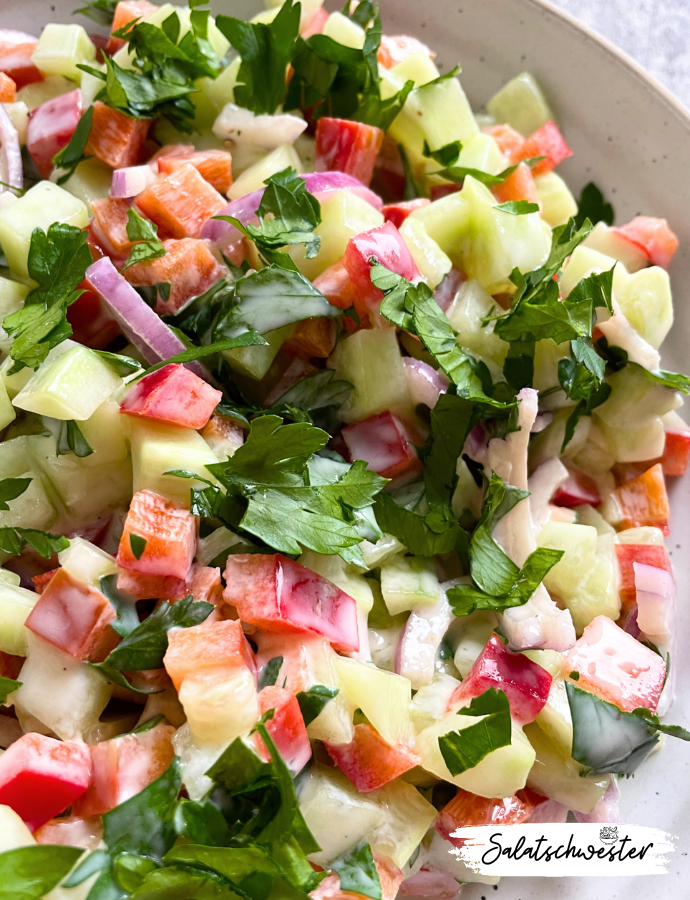 Gönn dir etwas Gutes mit meinem veganen Paprika-Gurken-Salat mit Joghurtdressing. Dieses Gericht ist nicht nur unglaublich lecker, sondern auch gesund und nährstoffreich. Die frischen Gemüsezutaten liefern eine Fülle von Vitaminen und Mineralstoffen, während das cremige Joghurtdressing den Salat zu einem wahren Genusserlebnis macht. Mit diesem Rezept kannst du dich ohne schlechtes Gewissen verwöhnen und den Geschmack des Sommers in vollen Zügen genießen.