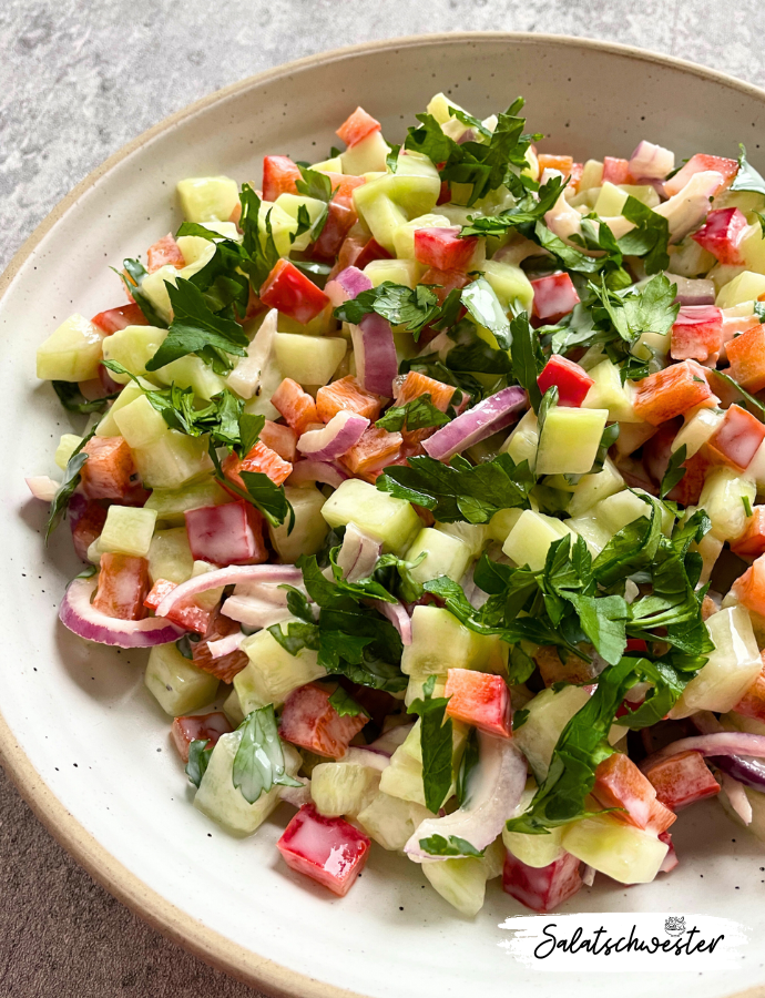 Salat mit Paprika, Gurke und veganem Joghurtdressing